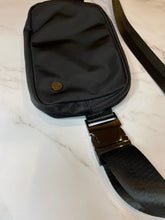 Load image into Gallery viewer, Dog walking belt bag pocket layout
